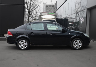 Подержанный автомобиль Opel Astra Sedan 2014 года (4 фото)
