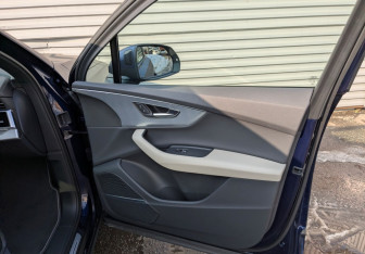 Подержанный автомобиль Audi Q7 2023 года (24 фото)