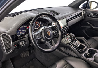 Подержанный автомобиль Porsche Cayenne 2019 года (15 фото)
