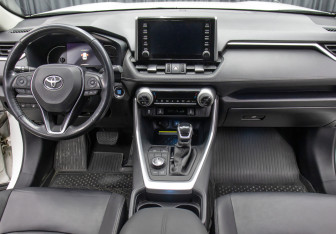Подержанный автомобиль Toyota RAV4 2020 года (14 фото)