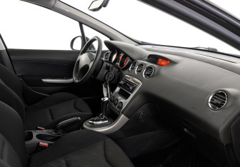Подержанный автомобиль Peugeot 308 Hatchback 2012 года (13 фото)