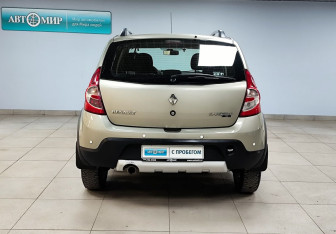 Подержанный автомобиль Renault Sandero 2013 года (6 фото)