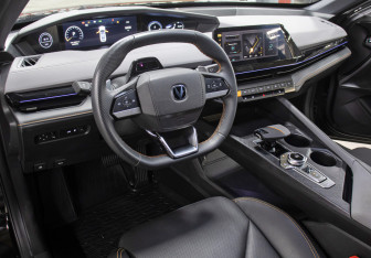 Подержанный автомобиль Changan UNI-V 2023 года (16 фото)