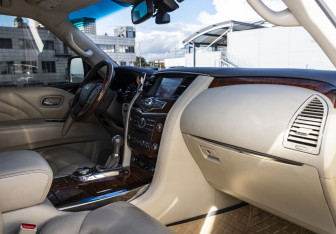 Подержанный автомобиль Infiniti QX80 2017 года (17 фото)