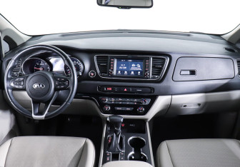 Подержанный автомобиль Kia Carnival 2018 года (13 фото)