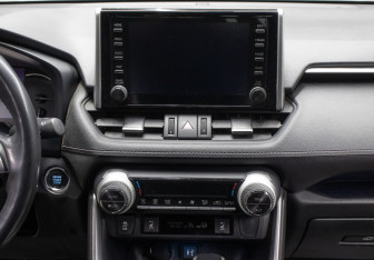 Подержанный автомобиль Toyota RAV4 2020 года (15 фото)