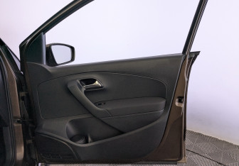 Подержанный автомобиль Volkswagen Polo Sedan 2015 года (24 фото)