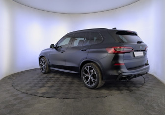 Подержанный автомобиль BMW X5 2021 года (7 фото)