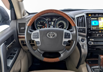 Подержанный автомобиль Toyota Land Cruiser Suv 2013 года (22 фото)
