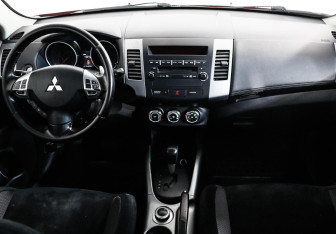 Подержанный автомобиль Mitsubishi Outlander 2012 года (6 фото)