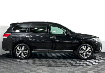 Подержанный автомобиль Nissan Pathfinder 2015 года (4 фото)