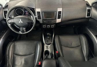 Подержанный автомобиль Mitsubishi Outlander 2012 года (9 фото)