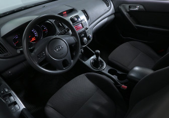 Подержанный автомобиль Kia Cerato Sedan 2010 года (7 фото)