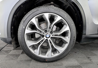 Подержанный автомобиль BMW X5 2016 года (18 фото)