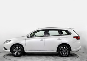 Подержанный автомобиль Mitsubishi Outlander 2022 года (3 фото)