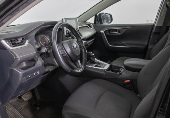 Подержанный автомобиль Toyota RAV4 2020 года (10 фото)