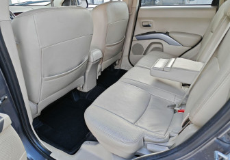 Подержанный автомобиль Citroen C-Crosser 2008 года (12 фото)