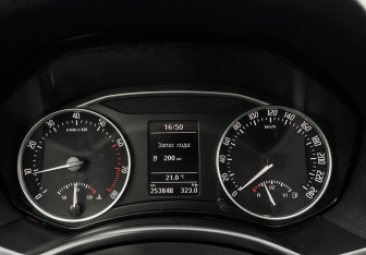 Подержанный автомобиль Skoda Octavia Liftback 2012 года (11 фото)