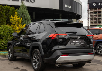 Подержанный автомобиль Toyota RAV4 2024 года (5 фото)