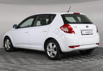 Подержанный автомобиль Kia Ceed Hatchback 2011 года (7 фото)