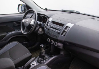 Подержанный автомобиль Mitsubishi Outlander 2008 года (11 фото)
