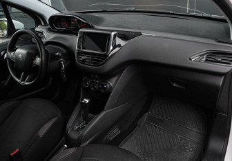 Подержанный автомобиль Peugeot 208 2013 года (7 фото)