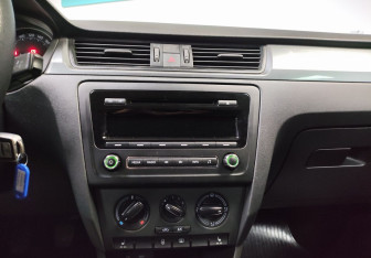 Подержанный автомобиль Skoda Rapid Liftback 2015 года (17 фото)