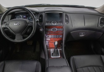 Подержанный автомобиль Infiniti QX50 2015 года (13 фото)