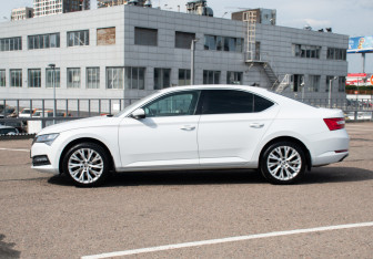 Подержанный автомобиль Skoda Superb Liftback 2021 года (8 фото)