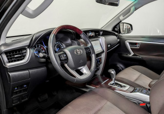 Подержанный автомобиль Toyota Fortuner 2019 года (16 фото)