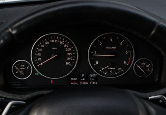 Подержанный автомобиль BMW X4 2015 года (25 фото)