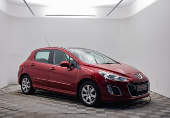 Подержанный автомобиль Peugeot 308 Hatchback 2011 года (3 фото)