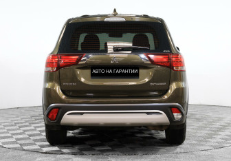 Подержанный автомобиль Mitsubishi Outlander 2019 года (4 фото)