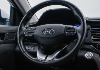 Подержанный автомобиль Hyundai Elantra Sedan 2019 года (14 фото)