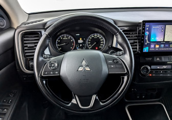 Подержанный автомобиль Mitsubishi Outlander 2017 года (22 фото)