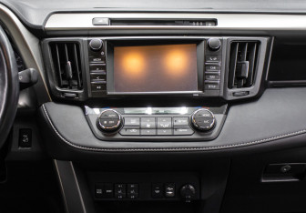 Подержанный автомобиль Toyota RAV4 2017 года (15 фото)