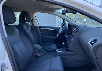 Подержанный автомобиль Citroen C4 Hatchback 2012 года (20 фото)