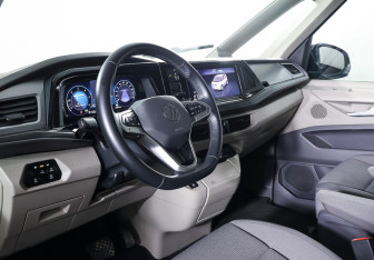 Подержанный автомобиль Volkswagen Multivan 2022 года (15 фото)