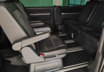 Подержанный автомобиль Volkswagen Multivan 2019 года (11 фото)