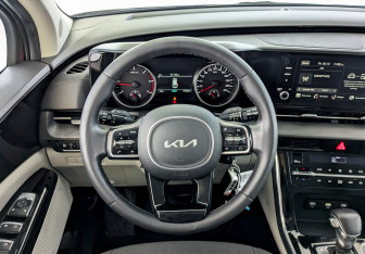Подержанный автомобиль Kia Carnival 2022 года (22 фото)