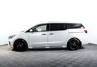 Подержанный автомобиль Kia Carnival 2019 года (3 фото)