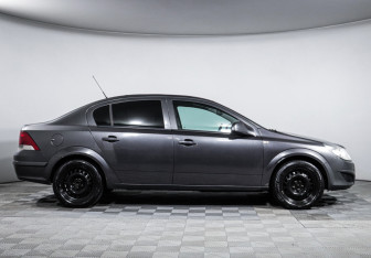 Подержанный автомобиль Opel Astra Sedan 2012 года (4 фото)