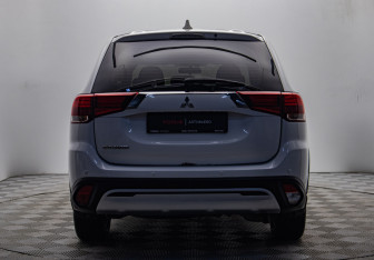 Подержанный автомобиль Mitsubishi Outlander 2021 года (4 фото)
