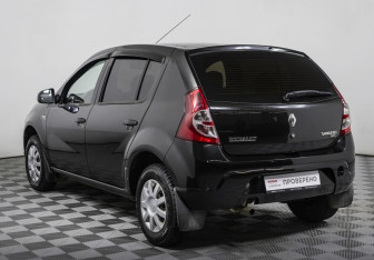 Подержанный автомобиль Renault Sandero 2013 года (7 фото)