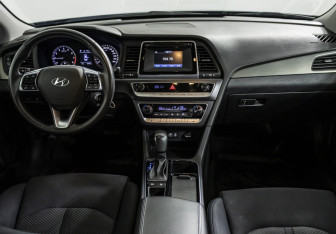 Подержанный автомобиль Hyundai Sonata 2017 года (12 фото)