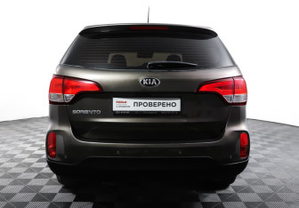 Подержанный автомобиль Kia Sorento 2016 года (6 фото)