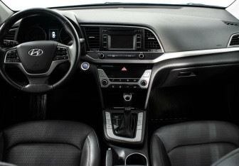 Подержанный автомобиль Hyundai Elantra Sedan 2016 года (6 фото)