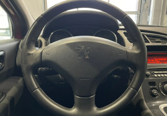 Подержанный автомобиль Peugeot 3008 2011 года (13 фото)