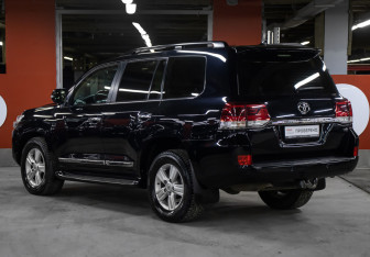 Подержанный автомобиль Toyota Land Cruiser Suv 2015 года (7 фото)