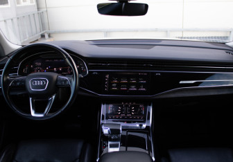 Подержанный автомобиль Audi Q8 2020 года (12 фото)